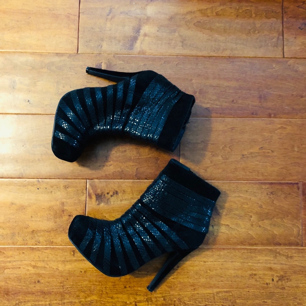 🖤🖤🖤 Black Faux Suede Snakeskin striped Booties